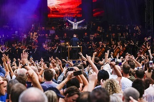 Crowd enjoys concert at Millennium Square Leeds