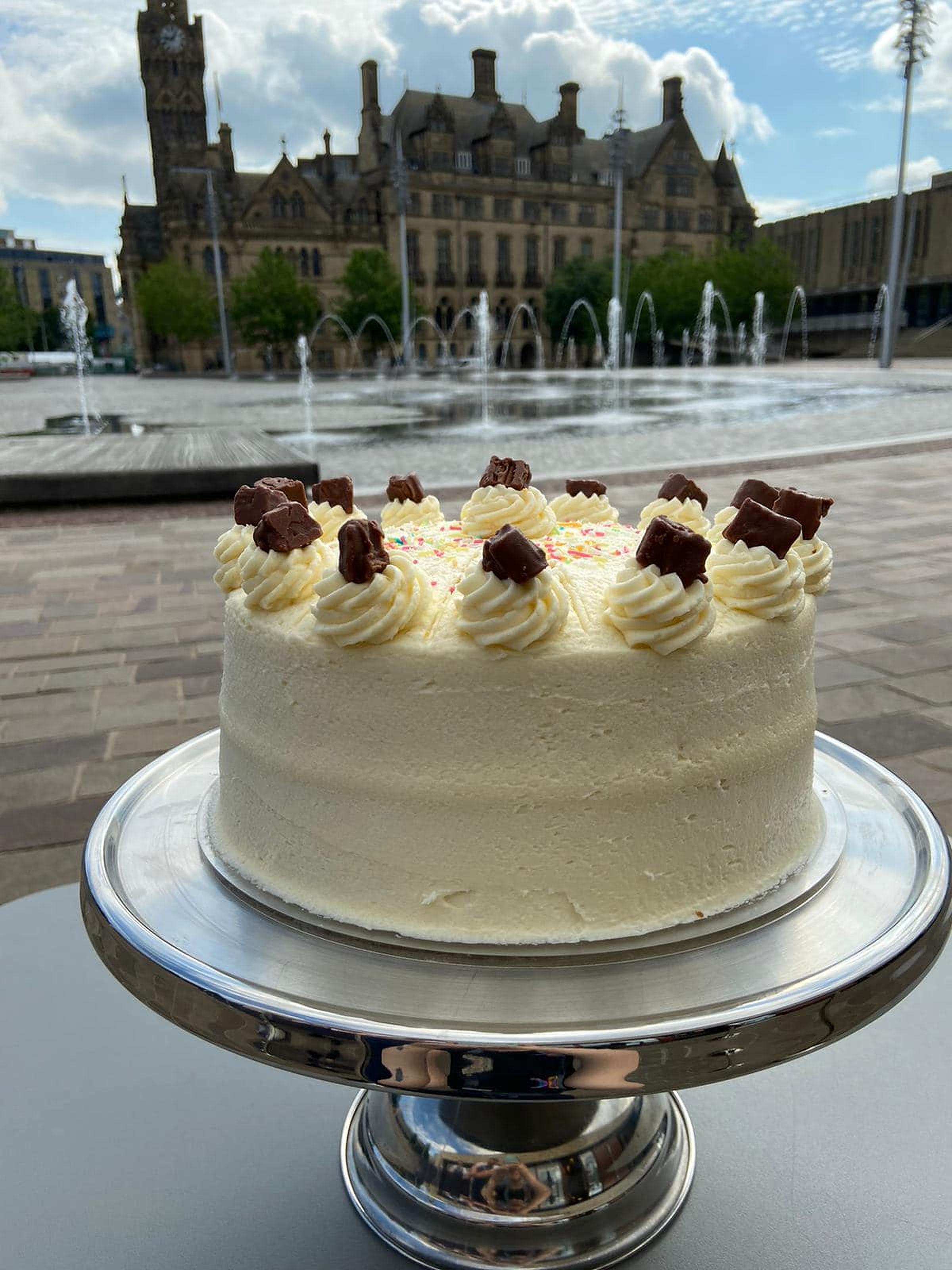 Iced cake with City Hall in the background