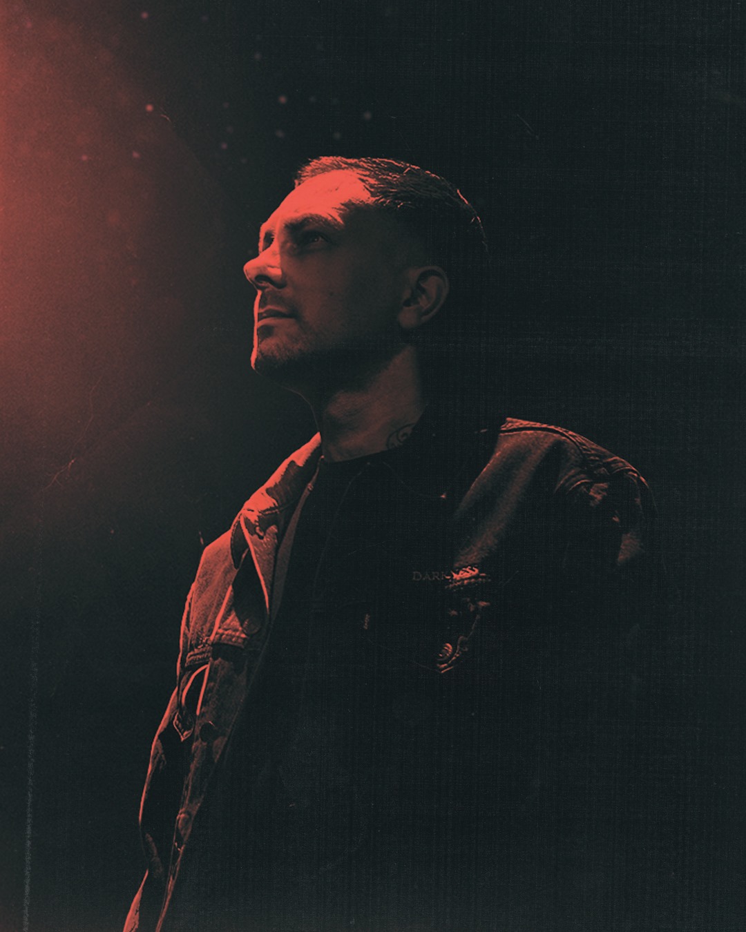 a photograph of magician Steven Frayne under a red light